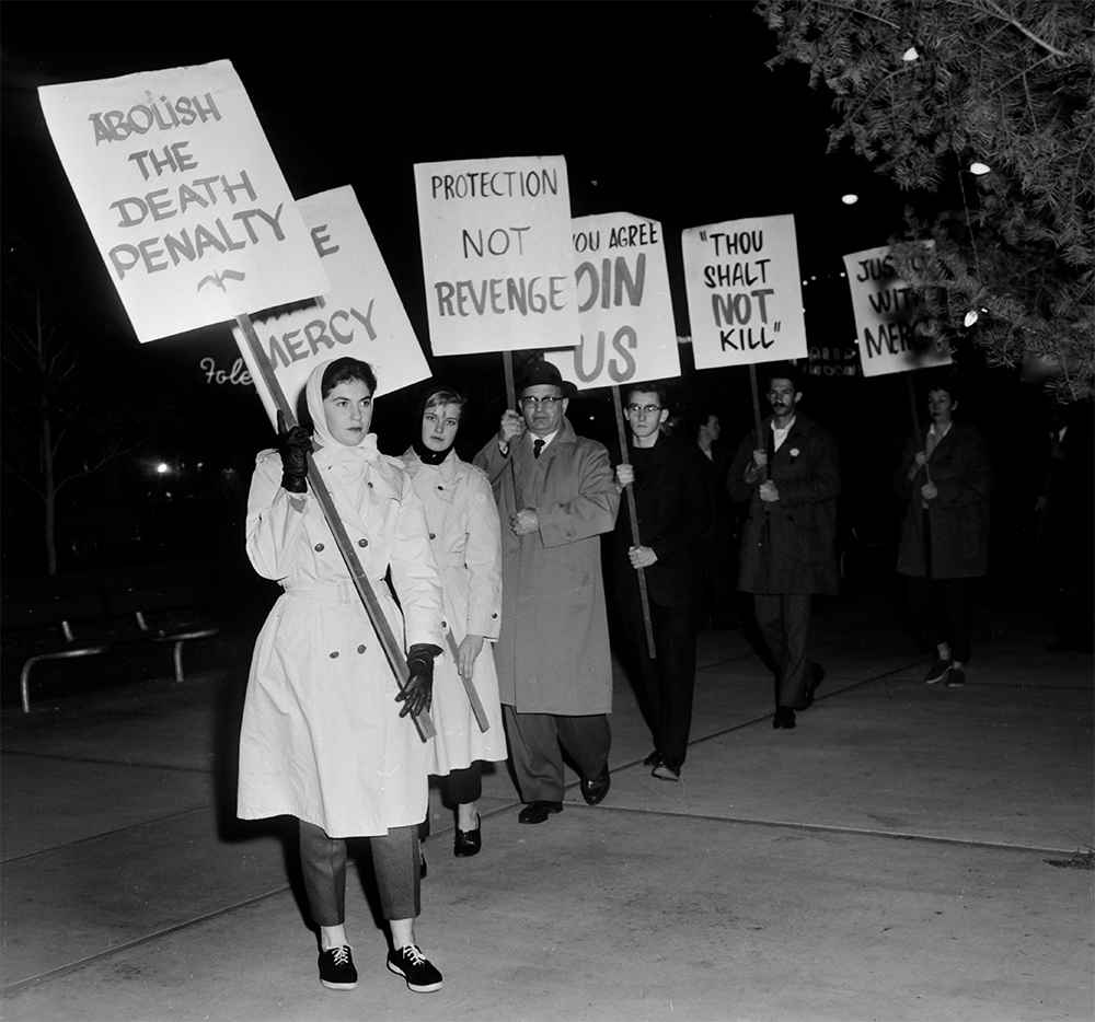 A protest over the death penalty in California, 1960 (photograph via Kirn Vintage/Alamy)